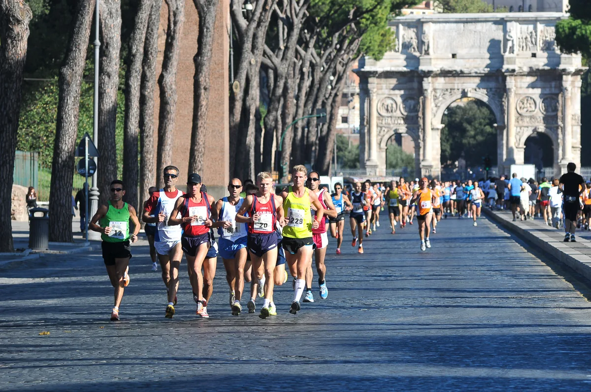 Corridori durante un grande evento di running a Roma fotografati da FotoGiove